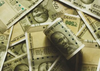 सोलापुरात मतदार ५०० रुपये वाटताना सापडले; दोघांविरुद्ध गुन्हा