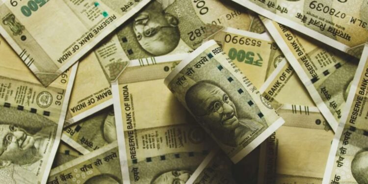 सोलापुरात मतदार ५०० रुपये वाटताना सापडले; दोघांविरुद्ध गुन्हा