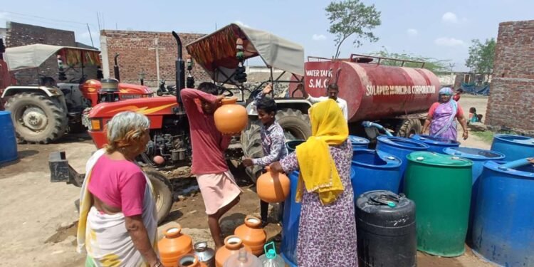 सोलापूर शहरातील हद्दवाढ भागात पाण्याचे नळ नसल्याने टँकरची आतुरतेने वाट पाहावी लागत आहे.