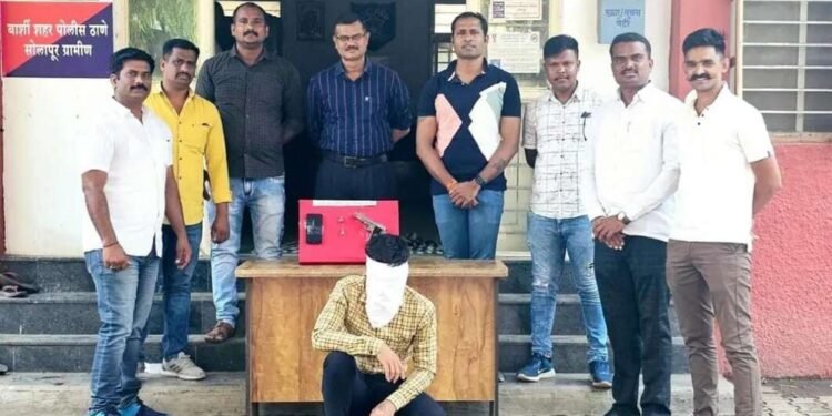 बार्शी शहर गुन्हे प्रकटीकरण शाखेच्या पोलिसांनी मोक्का आणि तडीपार असलेल्या आरोपीला पिस्टलसह अटक केली.