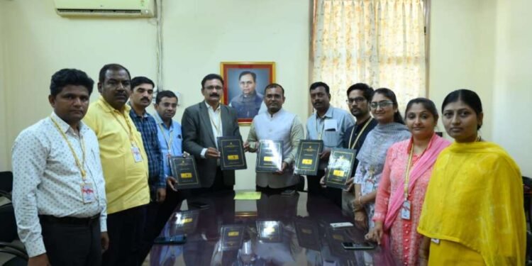 समाज परिवर्तन करण्यासाठी शिक्षकांनी संशोधन करणे गरजेचे: डॉ. धुमाळ