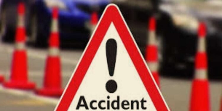 मुंबई-पुणे एक्स्प्रेस वेवर भीषण अपघात, ट्रकचा ब्रेक फेल होऊन तीन गाड्या धडकल्या, तिघं ठार