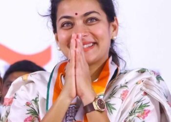 महापालिकेची निवडणूक न झाल्याने लोकप्रतिनिधींचा प्रशासनावर दबाव नाही असा आरोप खा.प्रणिती शिंदे यांनी केला आहे.