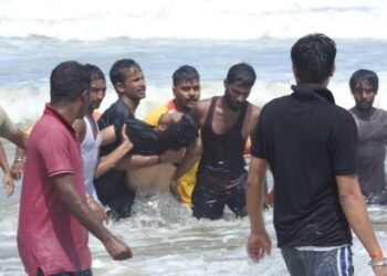 सोलापूरच्या तरुणाचा गणपतीपुळे समुद्रात बुडून मृत्यू ; तिघे वाचले