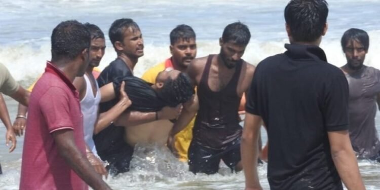 सोलापूरच्या तरुणाचा गणपतीपुळे समुद्रात बुडून मृत्यू ; तिघे वाचले