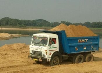 सोलापूर तहसीलदारांची फिल्मी स्टाईल कारवाई; पाठलाग करत पकडला अवैध वाळूचा ट्रक