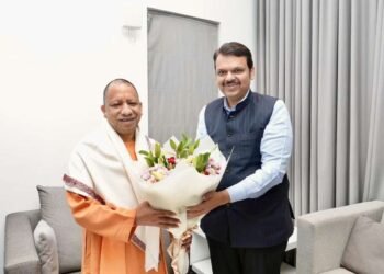 फडणवीसांचा राजीनामा, योगींच्या खुर्चीला हादरे; वर्षभरात मध्यावधी निवडणुका, माजी मुख्यमंत्र्यांचं भाकित