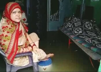 घरात पावसाचे पाणी शिरले असून चार दिवसापासून महिलेने अक्षरशः जागून रात्र काढली असे विदारक चित्र