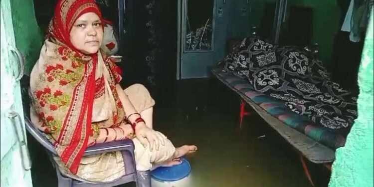 घरात पावसाचे पाणी शिरले असून चार दिवसापासून महिलेने अक्षरशः जागून रात्र काढली असे विदारक चित्र
