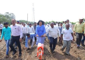 जिल्हाधिकारी पेरणीसाठी शेतकऱ्यांच्या बांधावर पोहचतात तेव्हा…