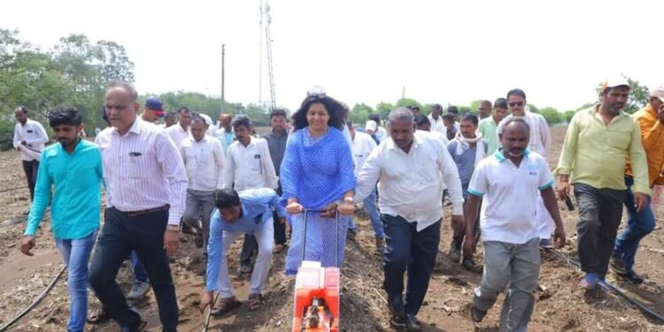 जिल्हाधिकारी पेरणीसाठी शेतकऱ्यांच्या बांधावर पोहचतात तेव्हा…