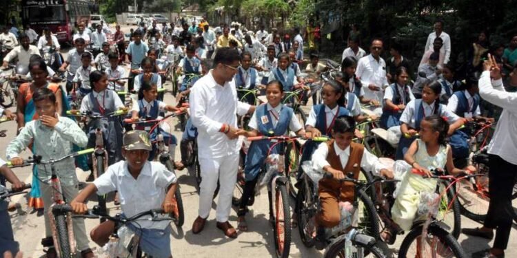 जय मातादी ग्रुपचे सायकल वाटप कौतुकास्पद -आ. जगताप