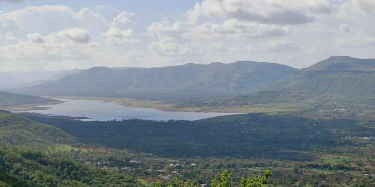 सातारा जिल्ह्यातील कण्हेर धरणाचे विहंगम दृश्य