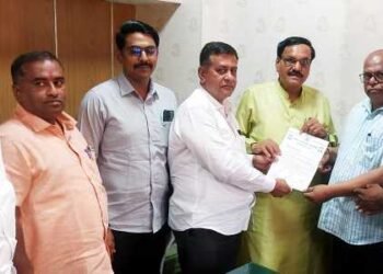 नगर – शासन निर्णयानुसार शेतकर्यांच्या कर्जाचे पुर्नगठण करण्याची मागणी