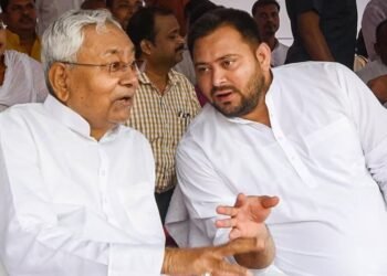 पुढच्या सीटवर नितीश कुमार, मागे तेजस्वी… एकाच विमानातून दिल्लीवारी, राजकीय वर्तुळात खळबळ