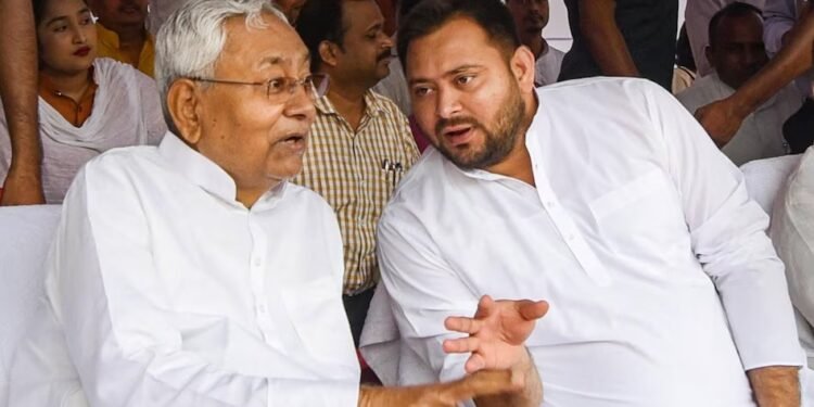 पुढच्या सीटवर नितीश कुमार, मागे तेजस्वी… एकाच विमानातून दिल्लीवारी, राजकीय वर्तुळात खळबळ