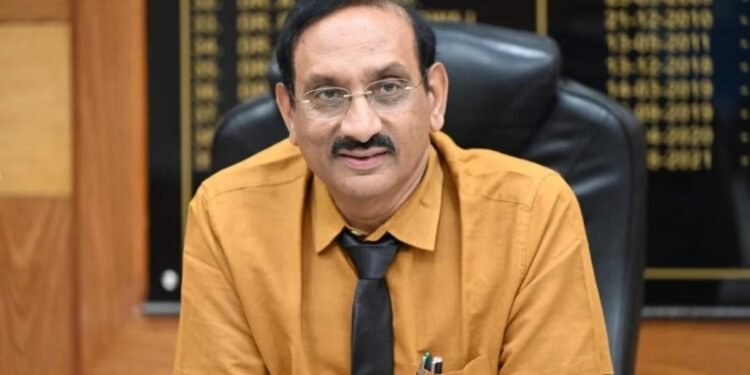 डॉ संजीव ठाकूर यांचे सोलापूरवर एवढे प्रेम का? वादग्रस्त अधिकाऱ्याची पुन्हा सोलापुरात बदली