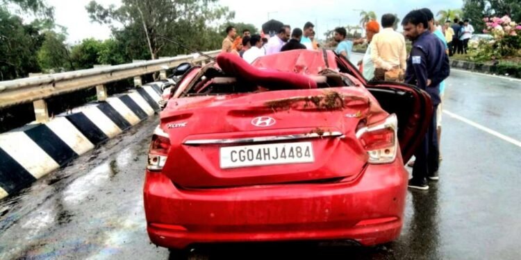 भंडाऱ्यात अनियंत्रित कार उड्डाणपुलाच्या दुभाजकाला धडकली; दोघे ठार