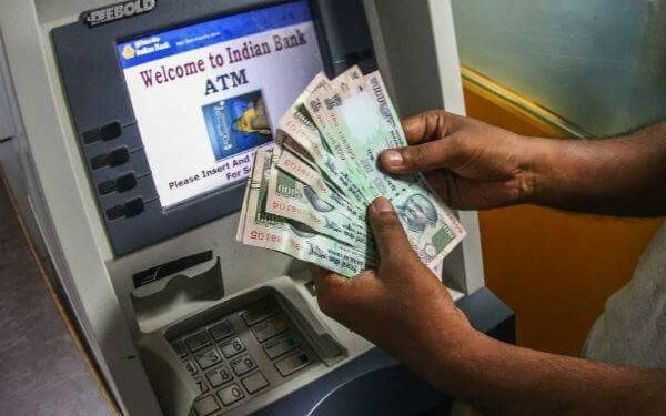 सर्वसामान्यांचा खिसा आणखी कापला जाणार, ATM मधून पैसे काढण्यासाठी अधिक चार्ज द्यावा लागणार
