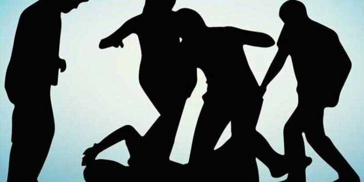 उधारी पैसे मागितले म्हणून विजापूर नाका येथे दोन तरुणांस तलवारीने कोयत्याने मारहाण….