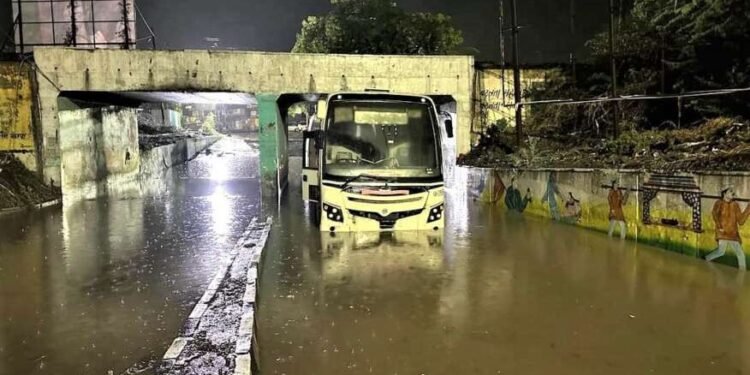 पंढरपूर : तलाव तुडुंब भरल्याने परिसरातील विंधन विहिरींच्या पाणीपातळीत मोठी वाढ