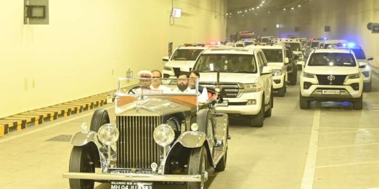 विंटेज कारमधून CM शिंदे आणि दोन्ही उपमुख्यमंत्र्यांची कोस्टल रोडच्या टनेलमधून सफर