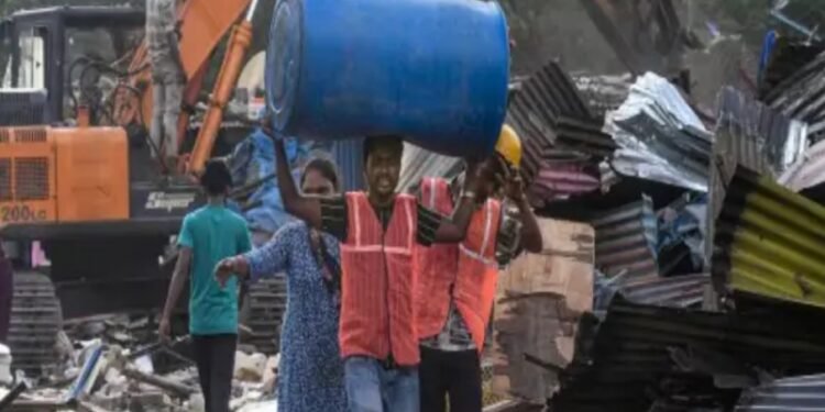 पोलिस बंदोबस्तात पवईमधील अनधिकृत बांधकामावर हातोडा