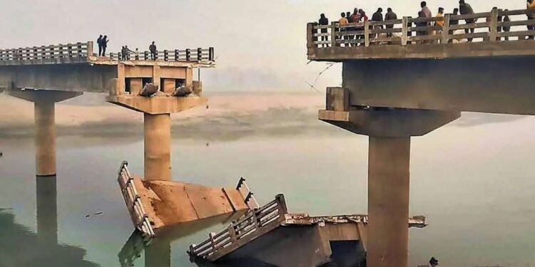 12 कोटी रुपयांचा पूल उद्घाटनाआधीच कोसळल्याची घटना बिहारमध्ये घडली