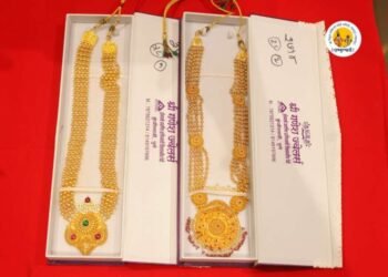 विठ्ठल रुक्मिणी चरणी १६ लाखांचे दोन सुवर्णहार अर्पण