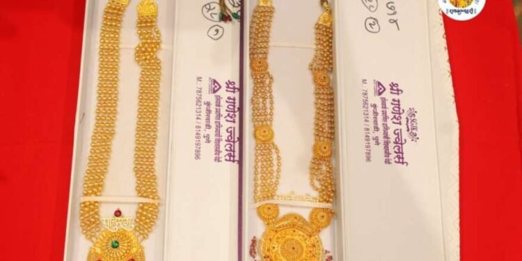 विठ्ठल रुक्मिणी चरणी १६ लाखांचे दोन सुवर्णहार अर्पण