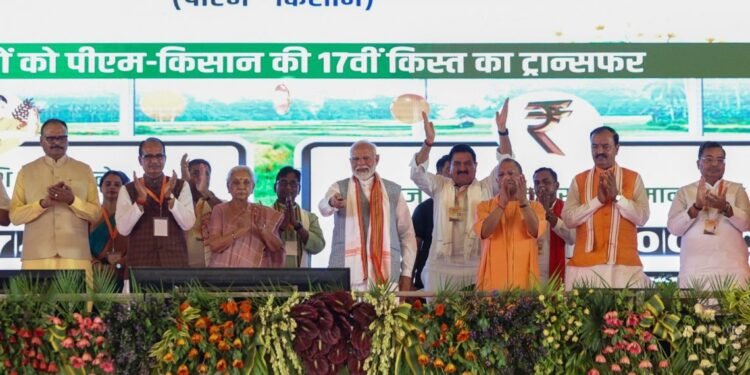 प्रधानमंत्री किसान सन्मान निधी योजनेच्या १७ व्या हप्त्याचे प्रधानमंत्री नरेंद्र मोदी यांच्या हस्ते वाराणसी येथून वितरण