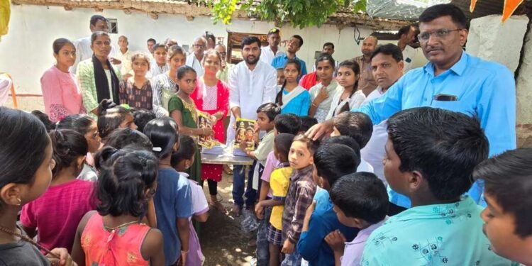 सरपंचाकडून विद्यार्थ्यांना शालेय साहित्याचे वाटप
