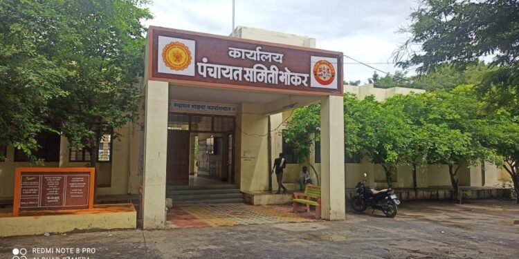 भोकर तालूक्यात ग्रामसेवक मूख्यालयी राहत नसल्याने नागरीकांची कामे प्रलंबित