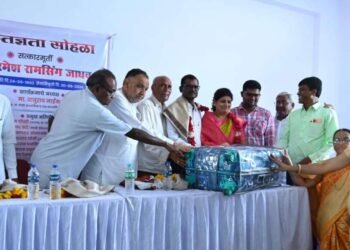 महात्मा गांधी उच्च माध्यमिक विद्यालयाचे प्रा.आर.आर.जाधव सेवानिवृत्त