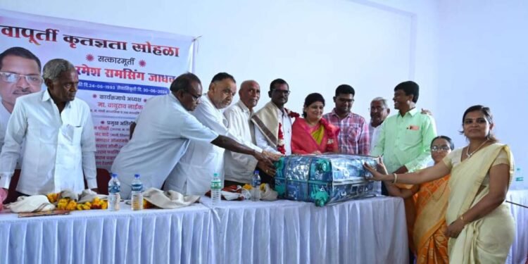 महात्मा गांधी उच्च माध्यमिक विद्यालयाचे प्रा.आर.आर.जाधव सेवानिवृत्त