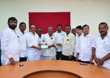 नैसर्गिक आपत्तीतील मयताच्या वारसांना आ. हंबर्डे यांच्या हस्ते प्रत्येकी ४ लाखाचा धनादेश वाटप