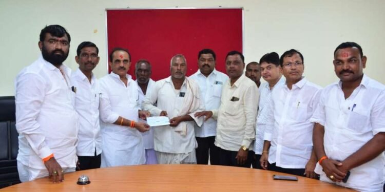 नैसर्गिक आपत्तीतील मयताच्या वारसांना आ. हंबर्डे यांच्या हस्ते प्रत्येकी ४ लाखाचा धनादेश वाटप