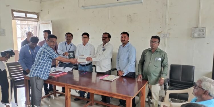 उमरी तालुक्यातील ग्रामपंचायत रोजगार सेवकांना टॅब चे वाटप……