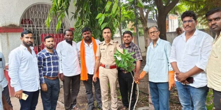 देगलूर शहरातील डाक कार्यालय परिसरात स्वच्छता मोहीम व वृक्षारोपण