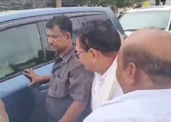 बबनराव घोलपांचा राज ठाकरेंना भेटण्याचा प्रयत्न, मनसे अध्यक्षांचे मात्र दुर्लक्ष,