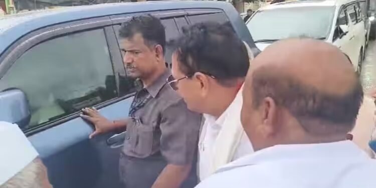 बबनराव घोलपांचा राज ठाकरेंना भेटण्याचा प्रयत्न, मनसे अध्यक्षांचे मात्र दुर्लक्ष,