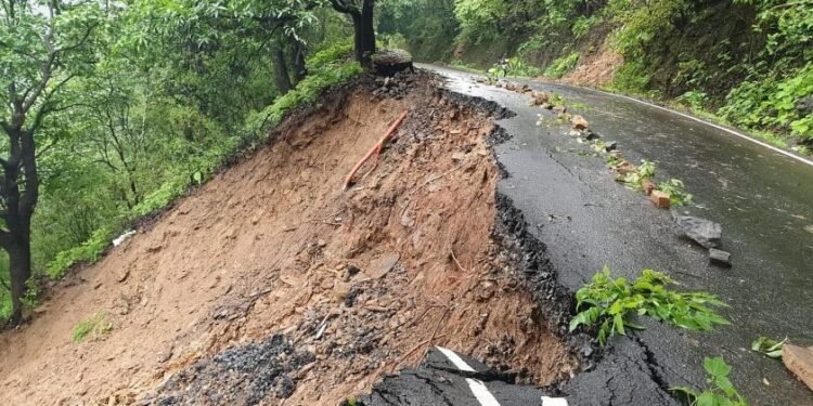 तिलारी घाटातून अवजड वाहतूक 31 ऑक्टोबरपर्यंत बंद राहणार…