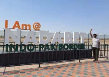 राष्ट्रप्रेमाने भारावून प्राध्यापकाचा थेट भारत-पाक सीमेपर्यंत सायकल प्रवास