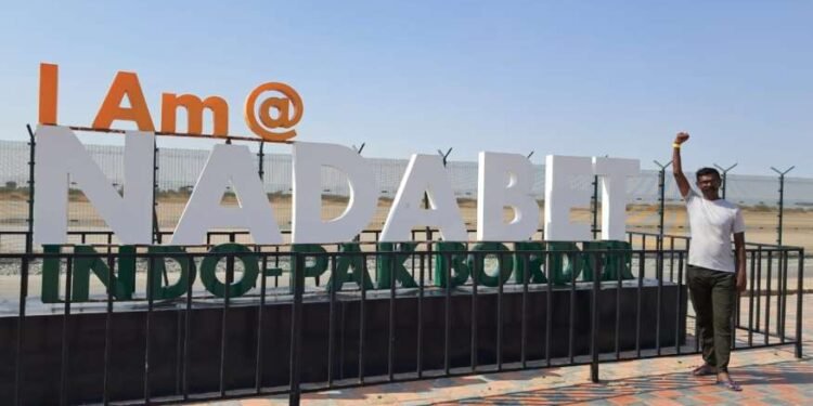 राष्ट्रप्रेमाने भारावून प्राध्यापकाचा थेट भारत-पाक सीमेपर्यंत सायकल प्रवास