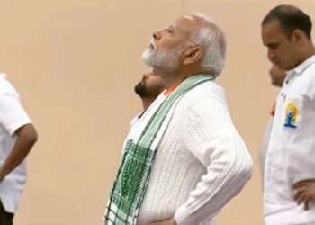 योग दिनानिमित्त पंतप्रधान नरेंद्र मोदी यांनी श्रीनगरमधील मुख्य कार्यक्रमात योगाभ्यास केला.