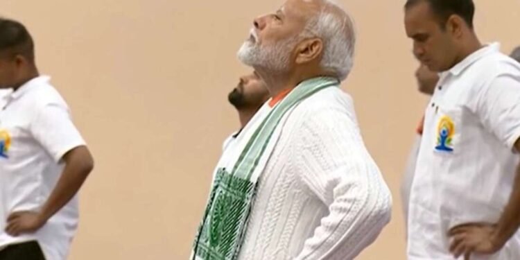 योग दिनानिमित्त पंतप्रधान नरेंद्र मोदी यांनी श्रीनगरमधील मुख्य कार्यक्रमात योगाभ्यास केला.