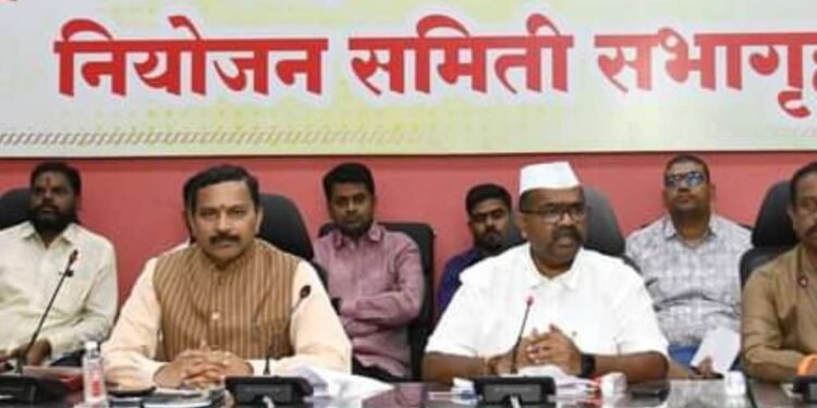 बँकांनी लाभार्थ्यांचे प्रकरणे वेळेत मार्गी लावावीत – नरेंद्र पाटील