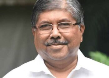 क्रीडा संकुलाची सर्व कामे मंजूर निधीतून वेळेत पूर्ण करावीत – पालकमंत्री चंद्रकांत पाटील