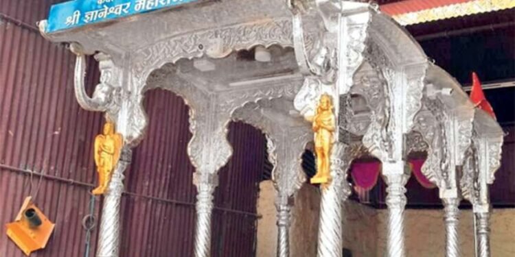 संत ज्ञानेश्वर माऊलींचा रथ पालखी सोहळ्यासाठी सज्ज; थाटामाटात निघणार वारीला