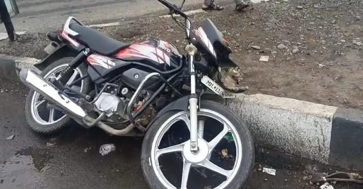 सोलापूर शहरात जड वाहतुकीने पुन्हा एकाचा बळी घेतला आहे.